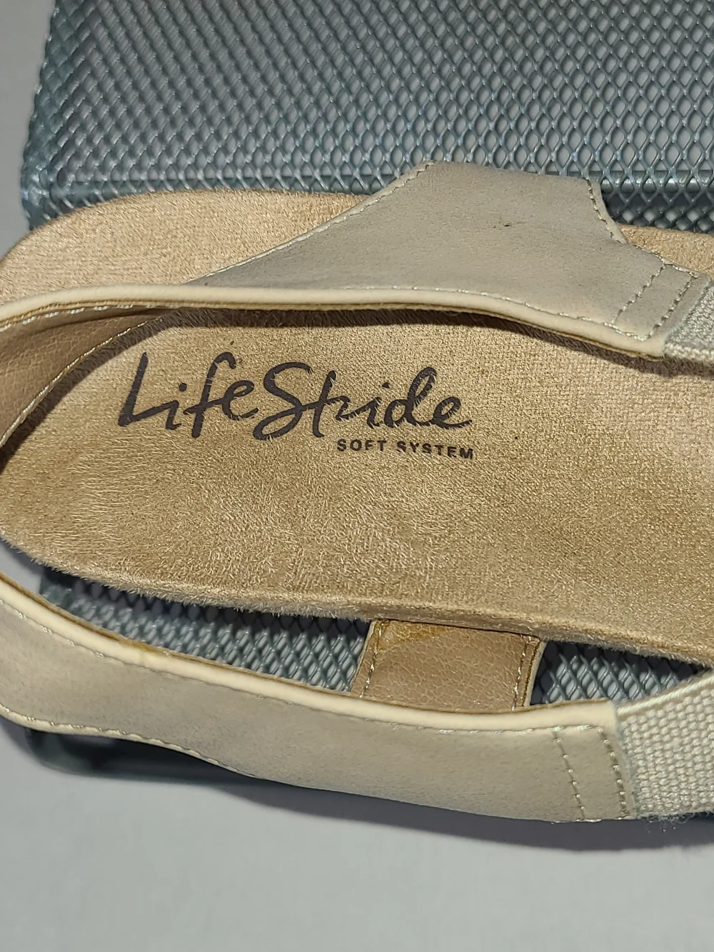 Life Stride Tan Soft System Womens 8.5 Wedge Sandals Suede Insole Stretch